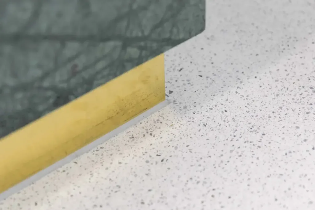 Terrazzo Fliesen und Gussterrazzo im Vergleich