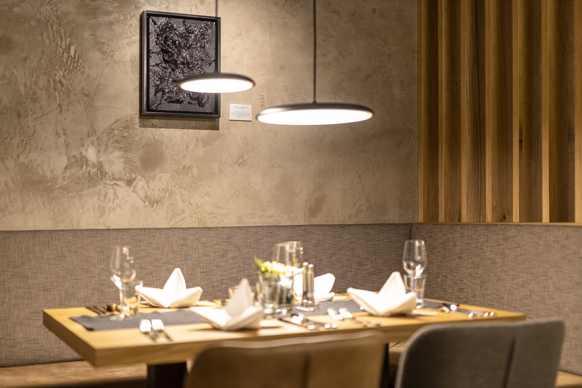 Mocha Mousse – Die PANTONE® Trendfarbe für stilvolle Wand- und Bodengestaltung