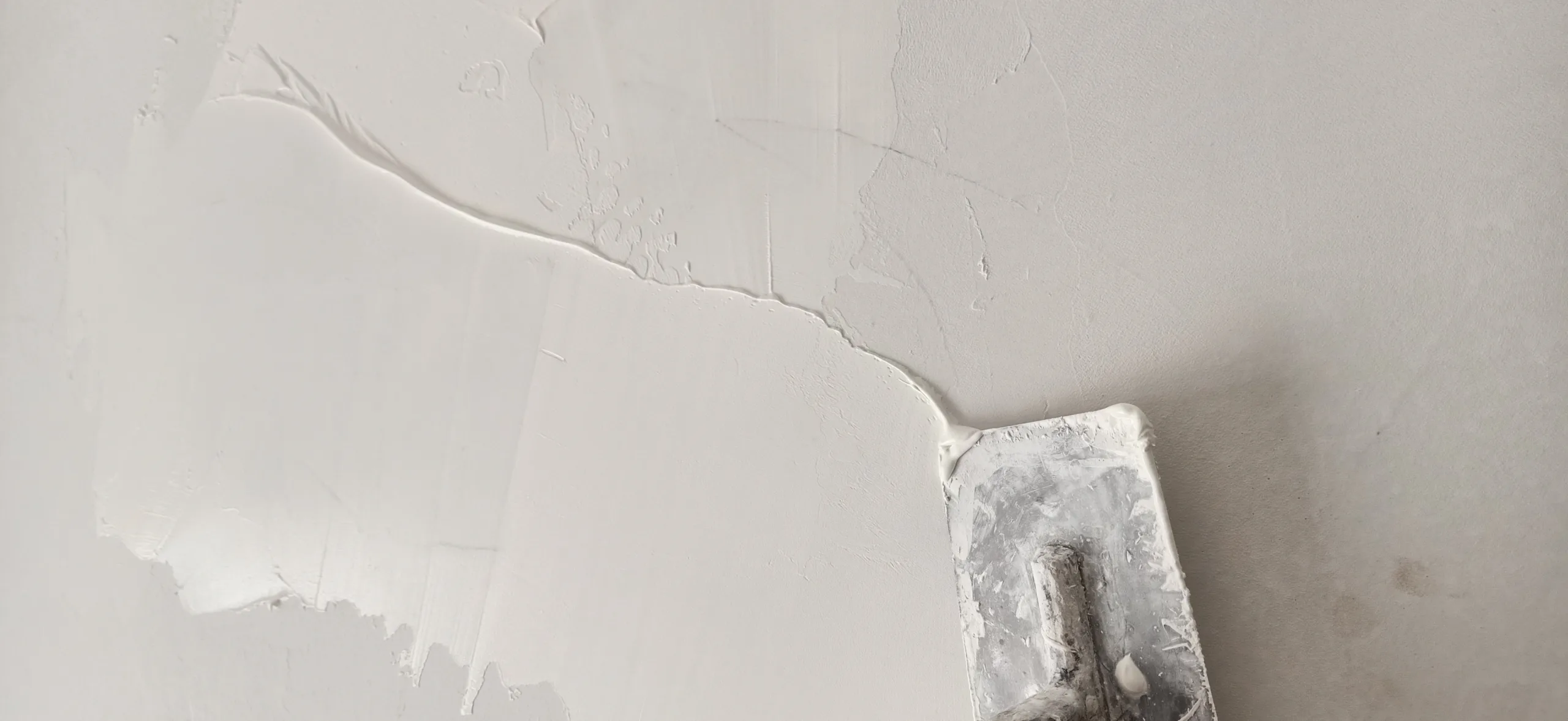 Scheibenputz vs. Reibeputz – Was sind die Unterschiede?